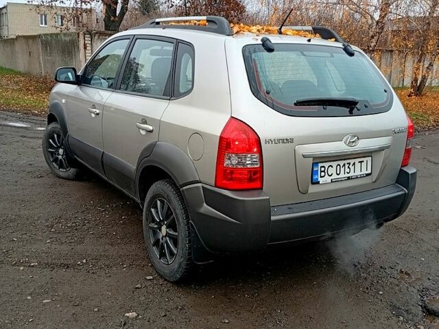 Серый Хендай Туксон, объемом двигателя 2 л и пробегом 100 тыс. км за 8600 $, фото 4 на Automoto.ua