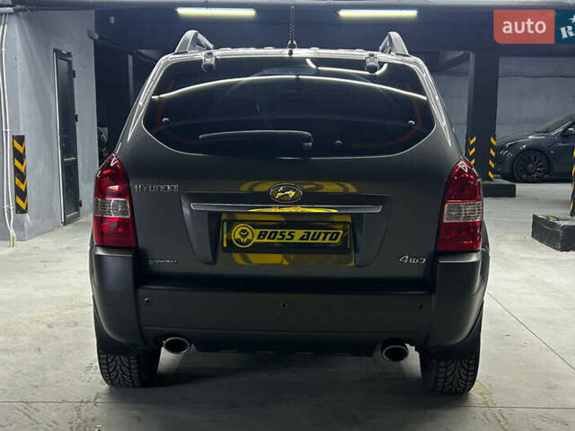 Сірий Хендай Туксон, об'ємом двигуна 2.66 л та пробігом 165 тис. км за 10000 $, фото 4 на Automoto.ua