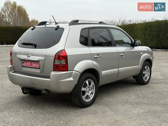 Серый Хендай Туксон, объемом двигателя 2 л и пробегом 195 тыс. км за 9950 $, фото 3 на Automoto.ua
