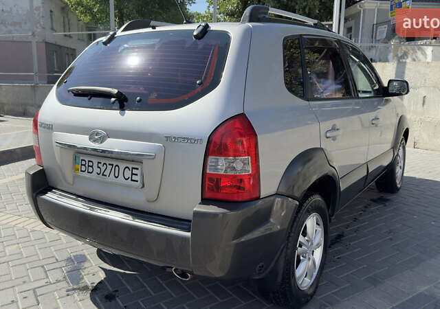 Серый Хендай Туксон, объемом двигателя 2 л и пробегом 162 тыс. км за 8900 $, фото 3 на Automoto.ua