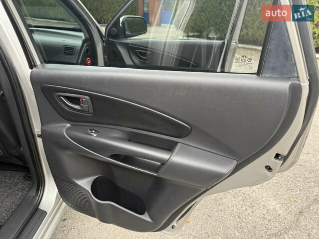 Серый Хендай Туксон, объемом двигателя 2 л и пробегом 195 тыс. км за 9950 $, фото 12 на Automoto.ua