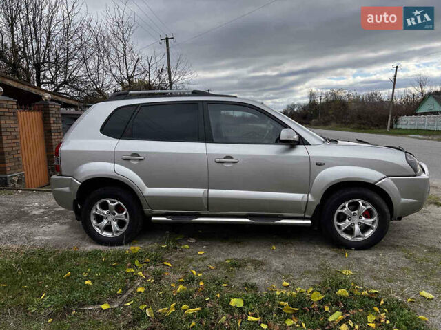 Серый Хендай Туксон, объемом двигателя 1.98 л и пробегом 274 тыс. км за 7700 $, фото 6 на Automoto.ua