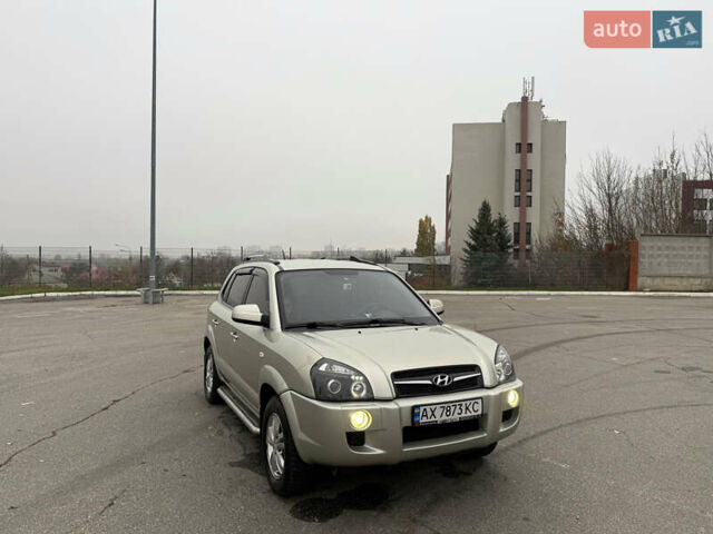 Серый Хендай Туксон, объемом двигателя 1.98 л и пробегом 307 тыс. км за 8700 $, фото 2 на Automoto.ua