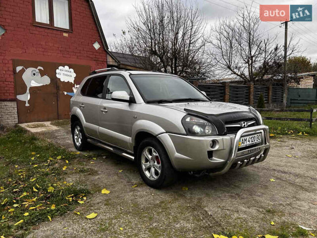 Серый Хендай Туксон, объемом двигателя 1.98 л и пробегом 274 тыс. км за 7700 $, фото 3 на Automoto.ua
