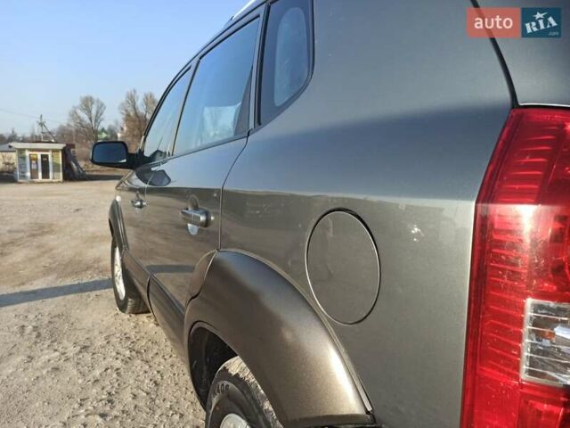 Серый Хендай Туксон, объемом двигателя 1.98 л и пробегом 250 тыс. км за 6999 $, фото 6 на Automoto.ua
