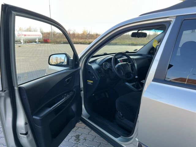 Сірий Хендай Туксон, об'ємом двигуна 2 л та пробігом 166 тис. км за 8950 $, фото 11 на Automoto.ua