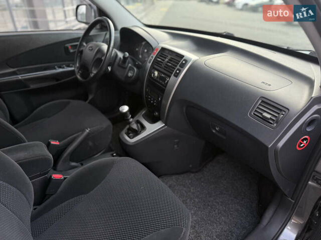 Серый Хендай Туксон, объемом двигателя 2 л и пробегом 202 тыс. км за 10000 $, фото 32 на Automoto.ua