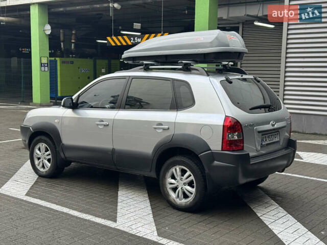 Сірий Хендай Туксон, об'ємом двигуна 2 л та пробігом 124 тис. км за 8900 $, фото 2 на Automoto.ua