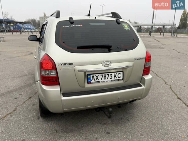 Серый Хендай Туксон, объемом двигателя 1.98 л и пробегом 307 тыс. км за 8700 $, фото 10 на Automoto.ua