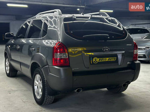 Сірий Хендай Туксон, об'ємом двигуна 2.66 л та пробігом 165 тис. км за 10000 $, фото 3 на Automoto.ua