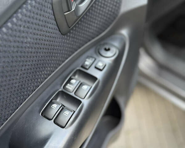 Серый Хендай Туксон, объемом двигателя 2 л и пробегом 202 тыс. км за 10000 $, фото 18 на Automoto.ua