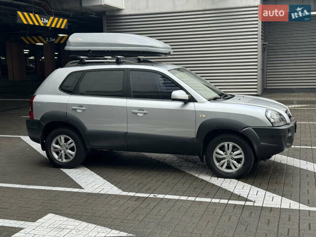 Сірий Хендай Туксон, об'ємом двигуна 2 л та пробігом 124 тис. км за 8900 $, фото 5 на Automoto.ua