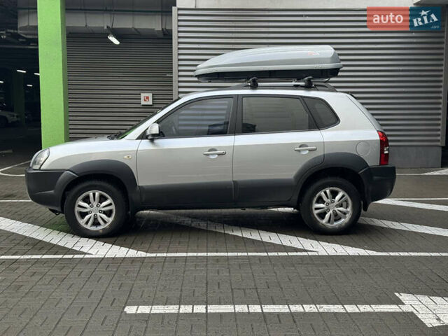 Сірий Хендай Туксон, об'ємом двигуна 2 л та пробігом 124 тис. км за 8900 $, фото 1 на Automoto.ua