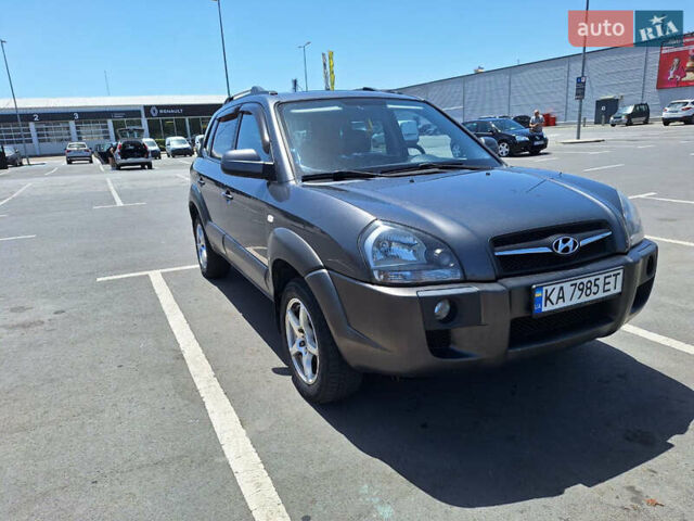 Серый Хендай Туксон, объемом двигателя 1.98 л и пробегом 228 тыс. км за 8700 $, фото 1 на Automoto.ua