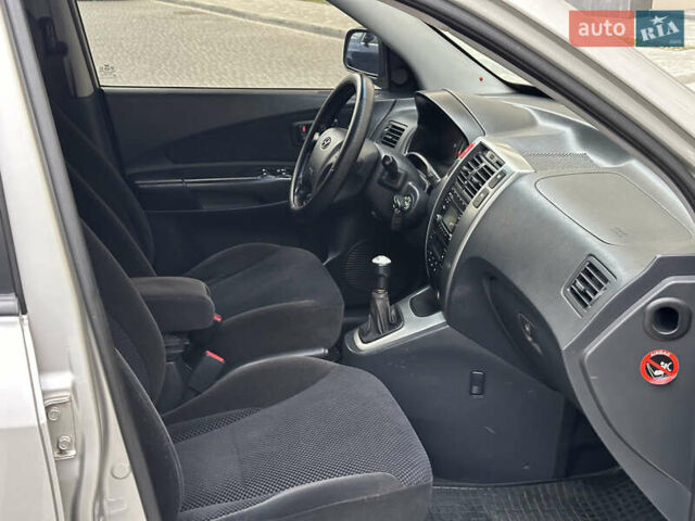 Сірий Хендай Туксон, об'ємом двигуна 1.98 л та пробігом 227 тис. км за 7800 $, фото 26 на Automoto.ua