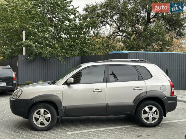 Сірий Хендай Туксон, об'ємом двигуна 1.98 л та пробігом 227 тис. км за 7800 $, фото 2 на Automoto.ua
