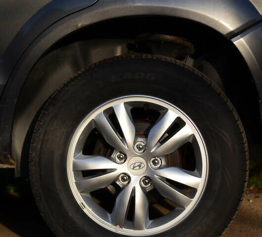 Серый Хендай Туксон, объемом двигателя 2 л и пробегом 271 тыс. км за 8000 $, фото 2 на Automoto.ua