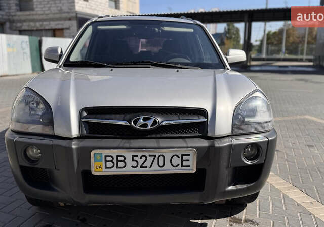 Серый Хендай Туксон, объемом двигателя 2 л и пробегом 162 тыс. км за 8900 $, фото 5 на Automoto.ua