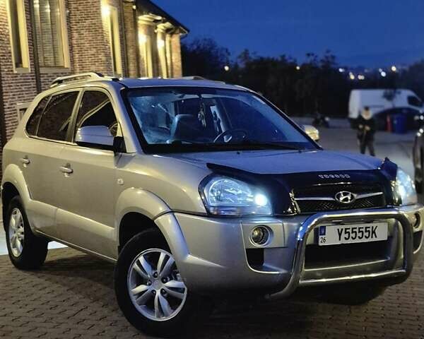 Сірий Хендай Туксон, об'ємом двигуна 2 л та пробігом 284 тис. км за 9200 $, фото 7 на Automoto.ua