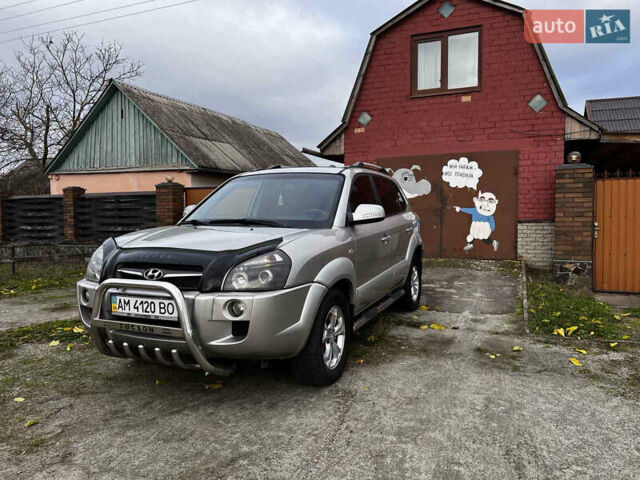 Серый Хендай Туксон, объемом двигателя 1.98 л и пробегом 274 тыс. км за 7700 $, фото 1 на Automoto.ua