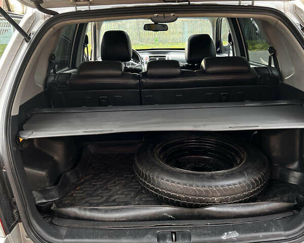 Серый Хендай Туксон, объемом двигателя 1.98 л и пробегом 274 тыс. км за 7700 $, фото 16 на Automoto.ua