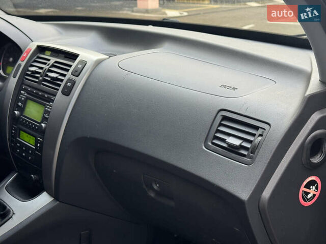 Сірий Хендай Туксон, об'ємом двигуна 2 л та пробігом 124 тис. км за 8900 $, фото 16 на Automoto.ua