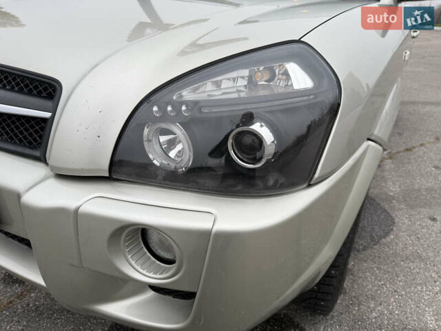 Серый Хендай Туксон, объемом двигателя 1.98 л и пробегом 307 тыс. км за 8700 $, фото 13 на Automoto.ua