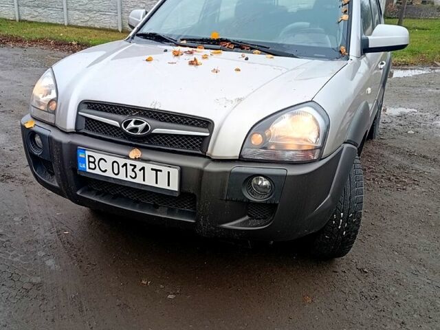 Серый Хендай Туксон, объемом двигателя 2 л и пробегом 100 тыс. км за 8600 $, фото 1 на Automoto.ua