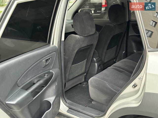 Сірий Хендай Туксон, об'ємом двигуна 1.98 л та пробігом 227 тис. км за 7800 $, фото 18 на Automoto.ua