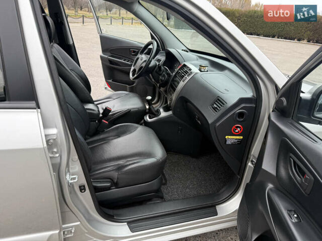 Серый Хендай Туксон, объемом двигателя 2 л и пробегом 195 тыс. км за 9950 $, фото 11 на Automoto.ua
