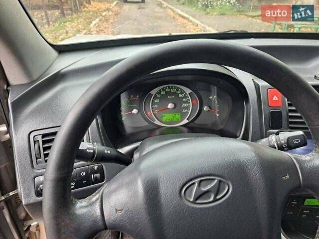 Серый Хендай Туксон, объемом двигателя 1.99 л и пробегом 243 тыс. км за 7700 $, фото 3 на Automoto.ua