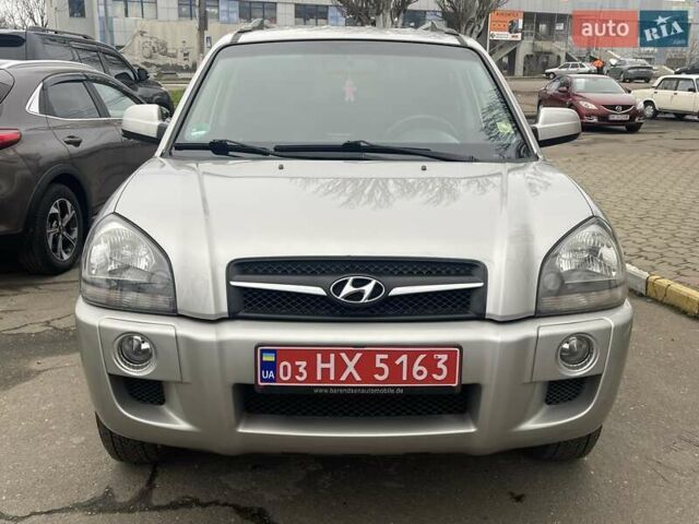 Серый Хендай Туксон, объемом двигателя 2 л и пробегом 158 тыс. км за 9600 $, фото 1 на Automoto.ua
