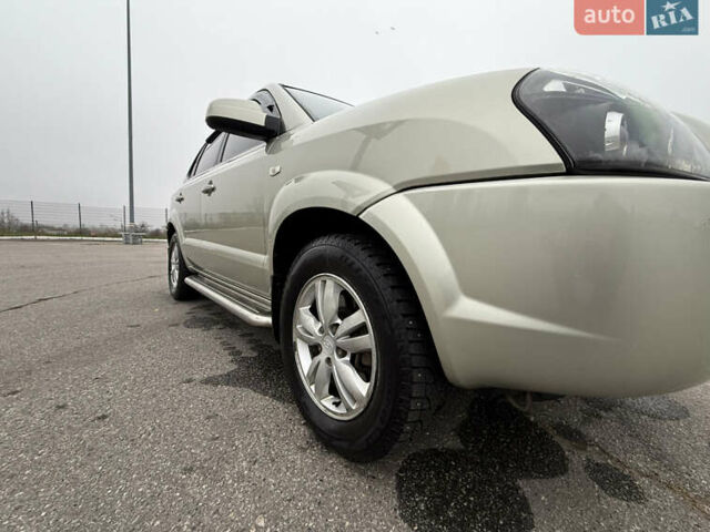 Серый Хендай Туксон, объемом двигателя 1.98 л и пробегом 307 тыс. км за 8700 $, фото 12 на Automoto.ua