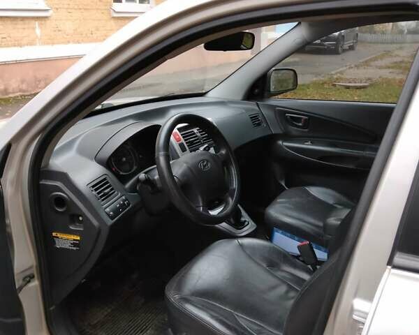 Сірий Хендай Туксон, об'ємом двигуна 2 л та пробігом 225 тис. км за 8700 $, фото 2 на Automoto.ua