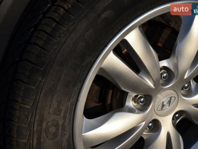 Серый Хендай Туксон, объемом двигателя 2 л и пробегом 271 тыс. км за 8000 $, фото 6 на Automoto.ua