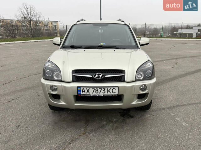 Серый Хендай Туксон, объемом двигателя 1.98 л и пробегом 307 тыс. км за 8700 $, фото 5 на Automoto.ua