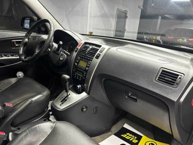 Сірий Хендай Туксон, об'ємом двигуна 2.7 л та пробігом 165 тис. км за 10000 $, фото 20 на Automoto.ua