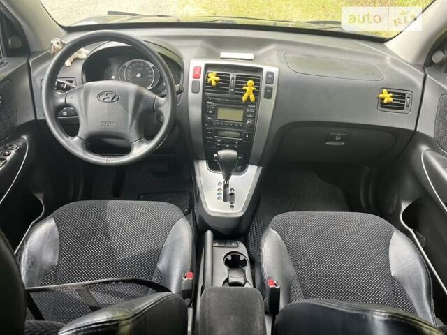 Серый Хендай Туксон, объемом двигателя 2 л и пробегом 175 тыс. км за 9662 $, фото 5 на Automoto.ua