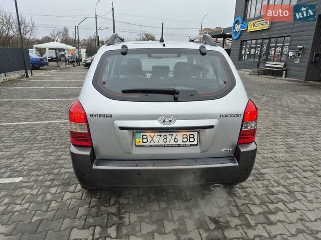 Серый Хендай Туксон, объемом двигателя 1.98 л и пробегом 189 тыс. км за 8300 $, фото 4 на Automoto.ua