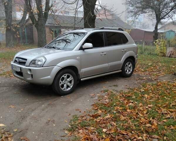 Сірий Хендай Туксон, об'ємом двигуна 2 л та пробігом 225 тис. км за 8700 $, фото 1 на Automoto.ua