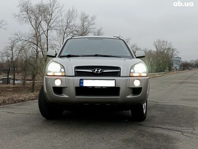 Серый Хендай Туксон, объемом двигателя 2 л и пробегом 200 тыс. км за 9200 $, фото 4 на Automoto.ua
