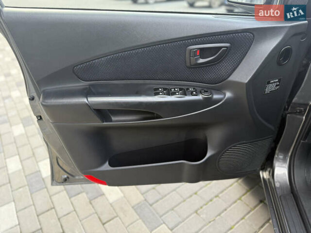 Серый Хендай Туксон, объемом двигателя 2 л и пробегом 202 тыс. км за 10000 $, фото 17 на Automoto.ua