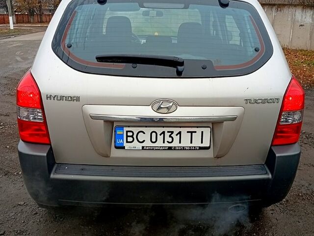 Серый Хендай Туксон, объемом двигателя 2 л и пробегом 100 тыс. км за 8600 $, фото 2 на Automoto.ua