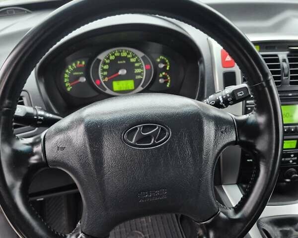 Серый Хендай Туксон, объемом двигателя 1.98 л и пробегом 189 тыс. км за 8300 $, фото 27 на Automoto.ua