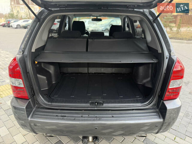 Серый Хендай Туксон, объемом двигателя 2 л и пробегом 202 тыс. км за 10000 $, фото 28 на Automoto.ua