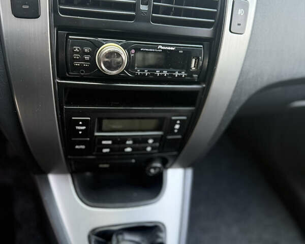 Серый Хендай Туксон, объемом двигателя 2 л и пробегом 202 тыс. км за 10000 $, фото 22 на Automoto.ua