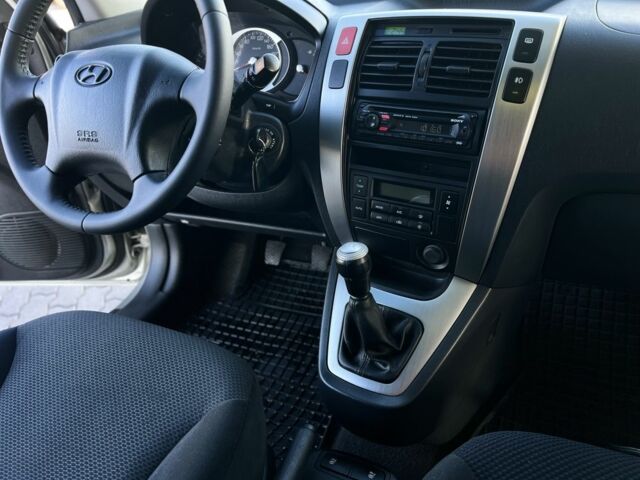 Сірий Хендай Туксон, об'ємом двигуна 2 л та пробігом 166 тис. км за 8950 $, фото 22 на Automoto.ua