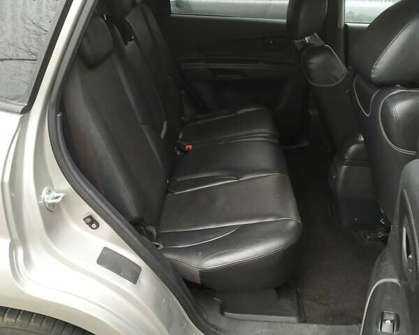 Серый Хендай Туксон, объемом двигателя 2 л и пробегом 228 тыс. км за 8200 $, фото 5 на Automoto.ua