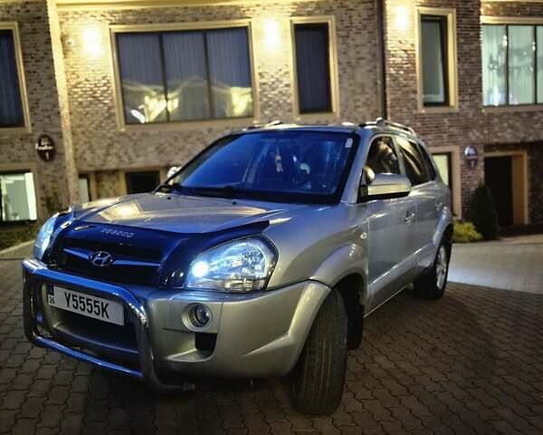 Сірий Хендай Туксон, об'ємом двигуна 2 л та пробігом 284 тис. км за 9200 $, фото 1 на Automoto.ua