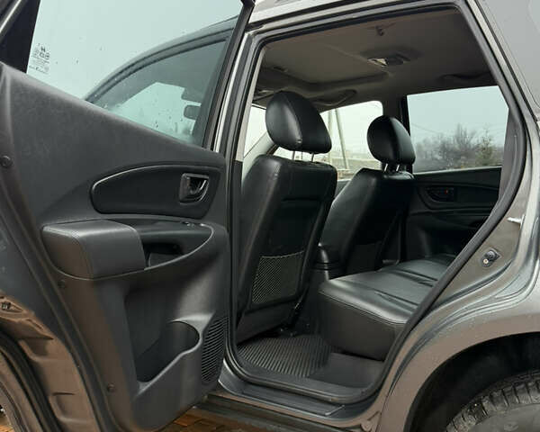 Серый Хендай Туксон, объемом двигателя 2 л и пробегом 86 тыс. км за 9800 $, фото 32 на Automoto.ua